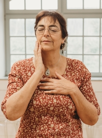 Pascaline caresse visage main coeur