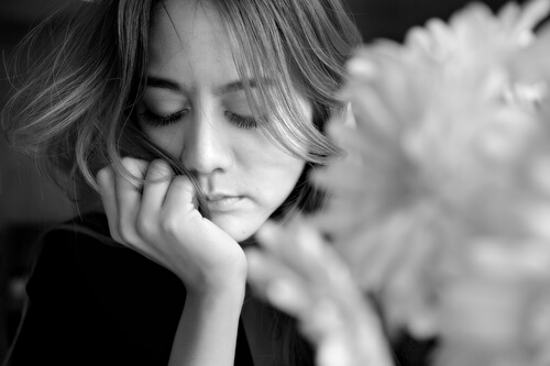 mujer triste pensando en el pasado
